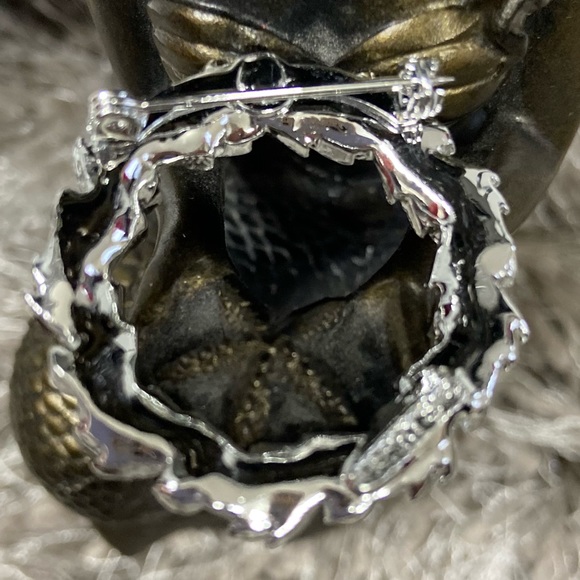 GERRYS signed vintage wreath silver plated women brooch Very good used condition - Picture 4 of 7